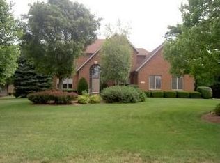 8857 Chateau Dr, Pickerington, OH 43147