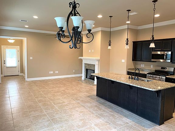 4th image of 1758 Waterbury Way