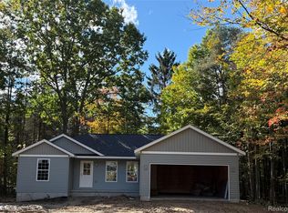 1438 Debi Ann Dr, Lapeer, MI 48446