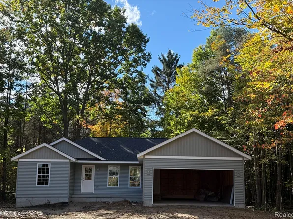 1438 Debi Ann Dr, Lapeer, MI 48446
