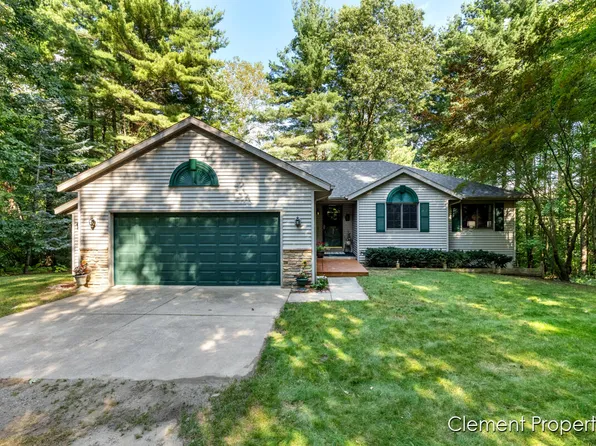 13500 Pine Island Dr, Sparta, MI 49345
