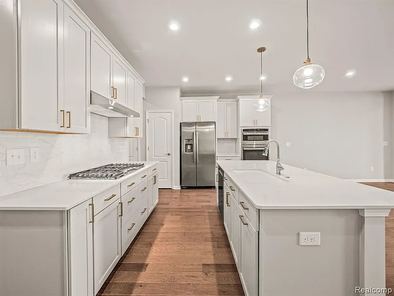 4837 Glenora Dr — Photo 8