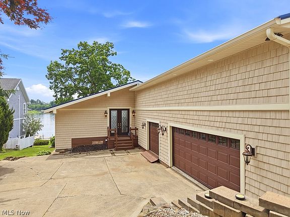 2nd image of 28 E Mohawk Dr