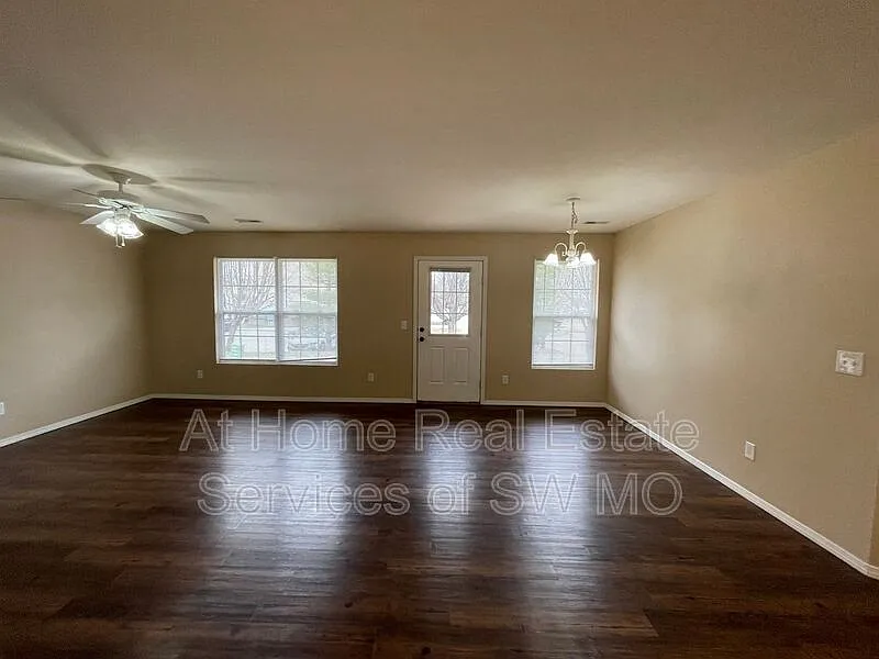 3 bed, 2.0 bath, 1272 sqft, $1,250 — Photo 2