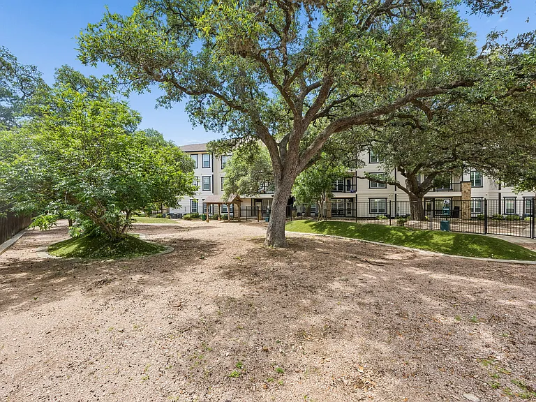 Thirty Oaks — Photo 19