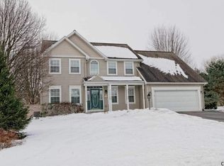4 Cephalonia Dr, Niskayuna, NY 12309