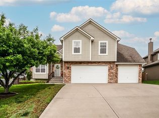 18109 Guinevere Ct, Smithville, MO 64089