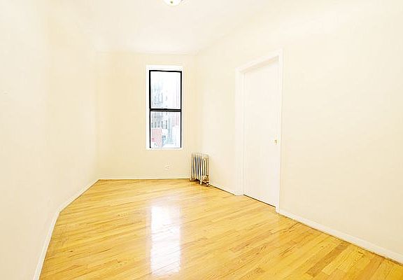2nd image of 28 Macombs Pl APT 1