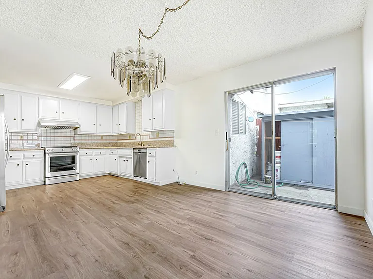 913 Clay Ct — Photo 13