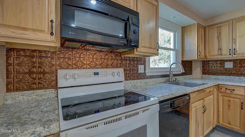 4th image of 37 E 8th Avenue