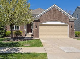 527 Acadia Ct, Howell, MI 48843