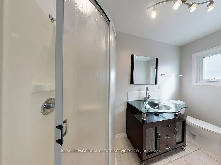141 Castle Cres — Photo 14