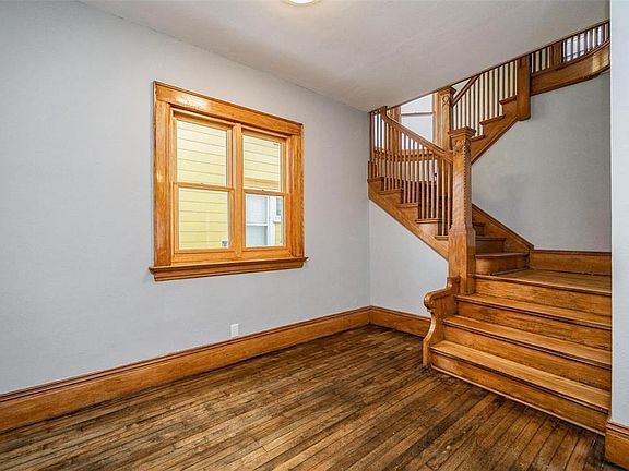 3rd image of 1426 5th Ave SE
