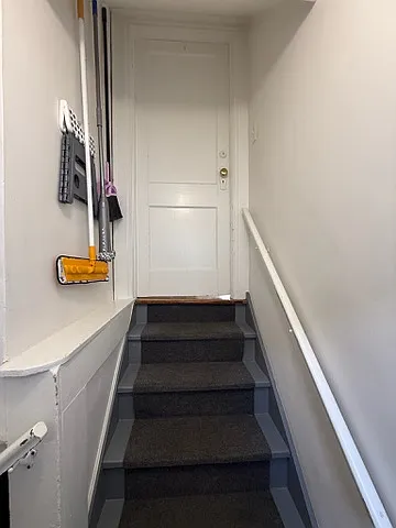 Side entry into kitchen and down to basement