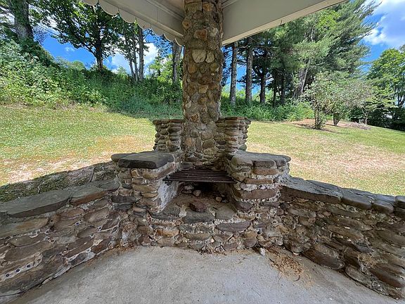 5th image of 154 Glenwood Ln