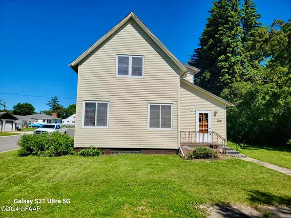 523 Booth Ave, Larimore, ND 58251
