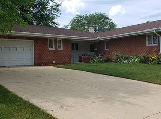 302 Laurel Ln, Dekalb, IL 60115