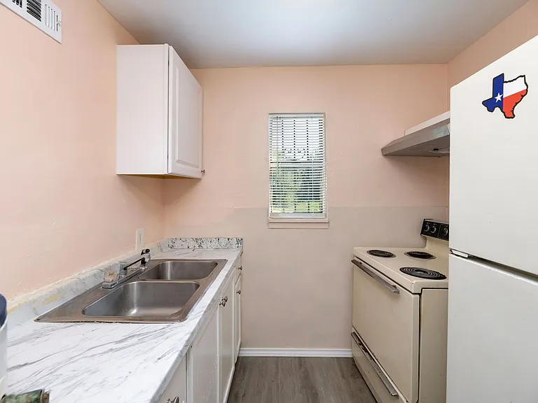 2408 Meyers St — Photo 5
