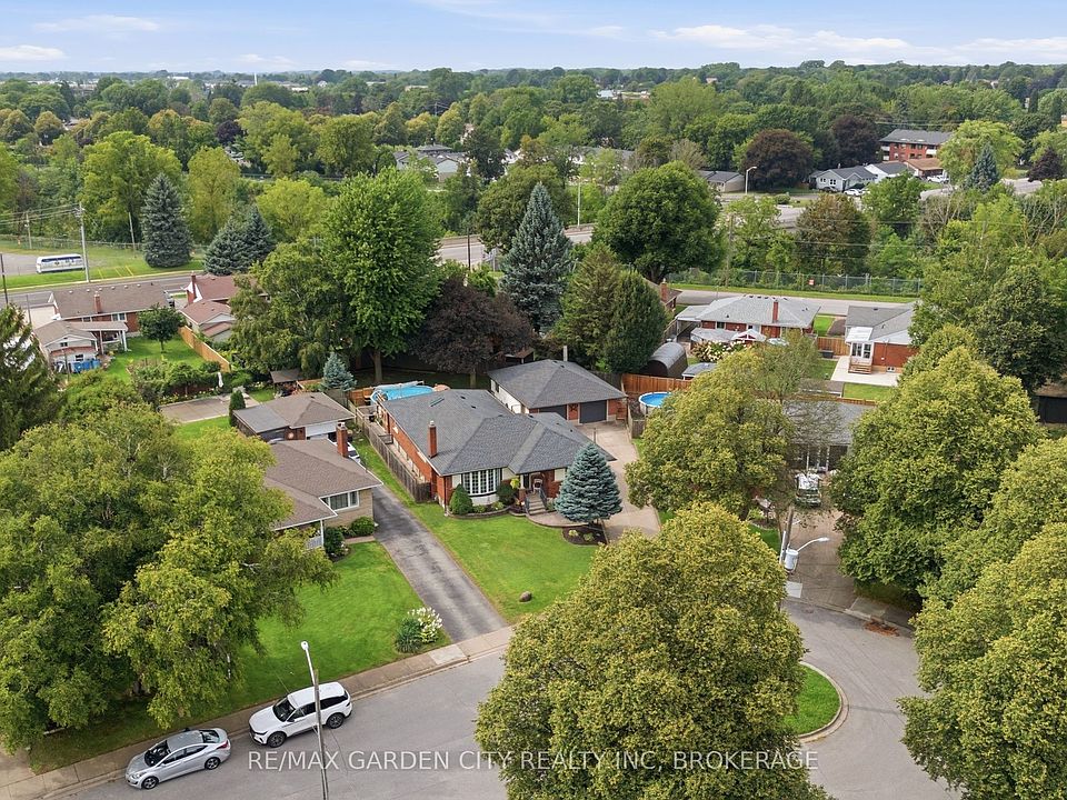 1st image of 4993 Rendall Cres
