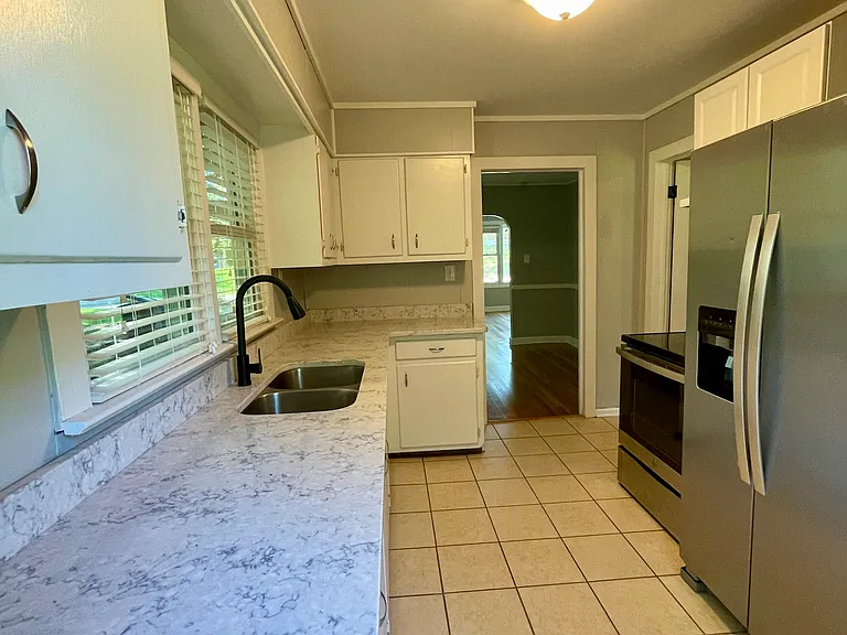 230 Hampton Ave — Photo 7
