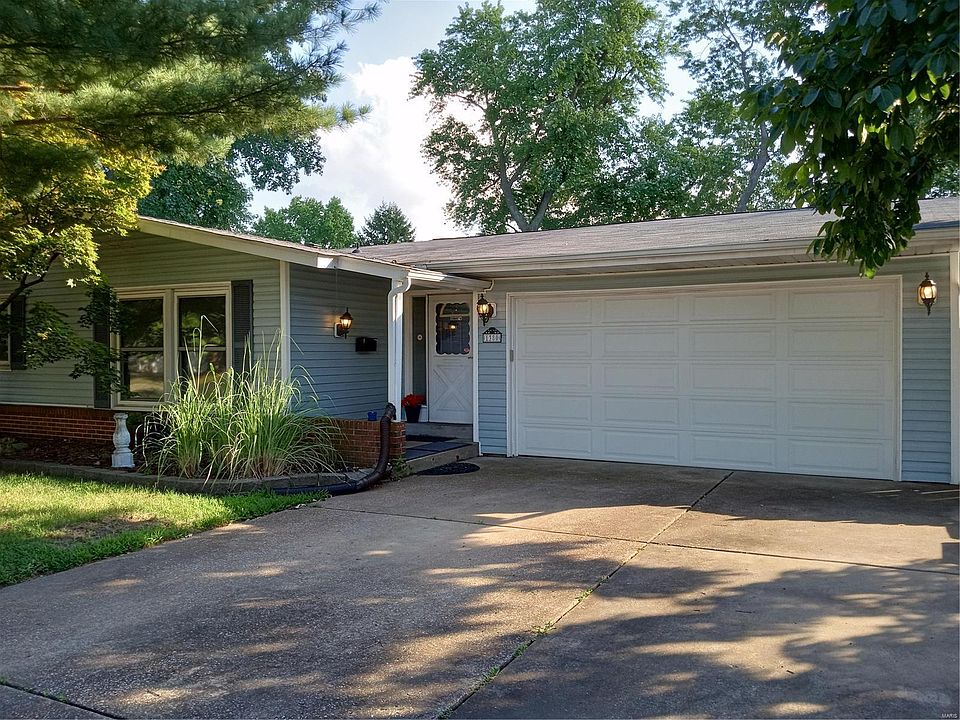 1380 Flamingo Dr, Florissant, MO 63031 | Zillow