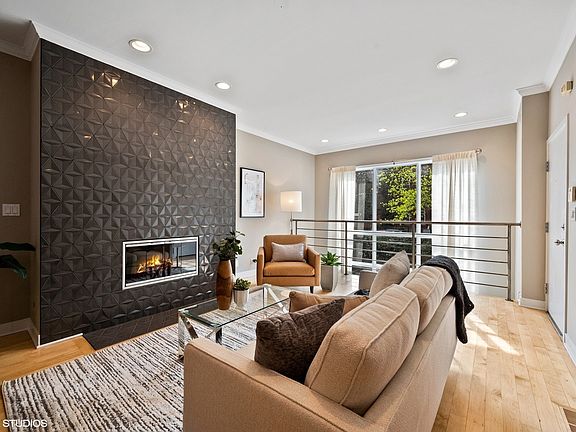 2nd image of 1017 N Paulina St #1