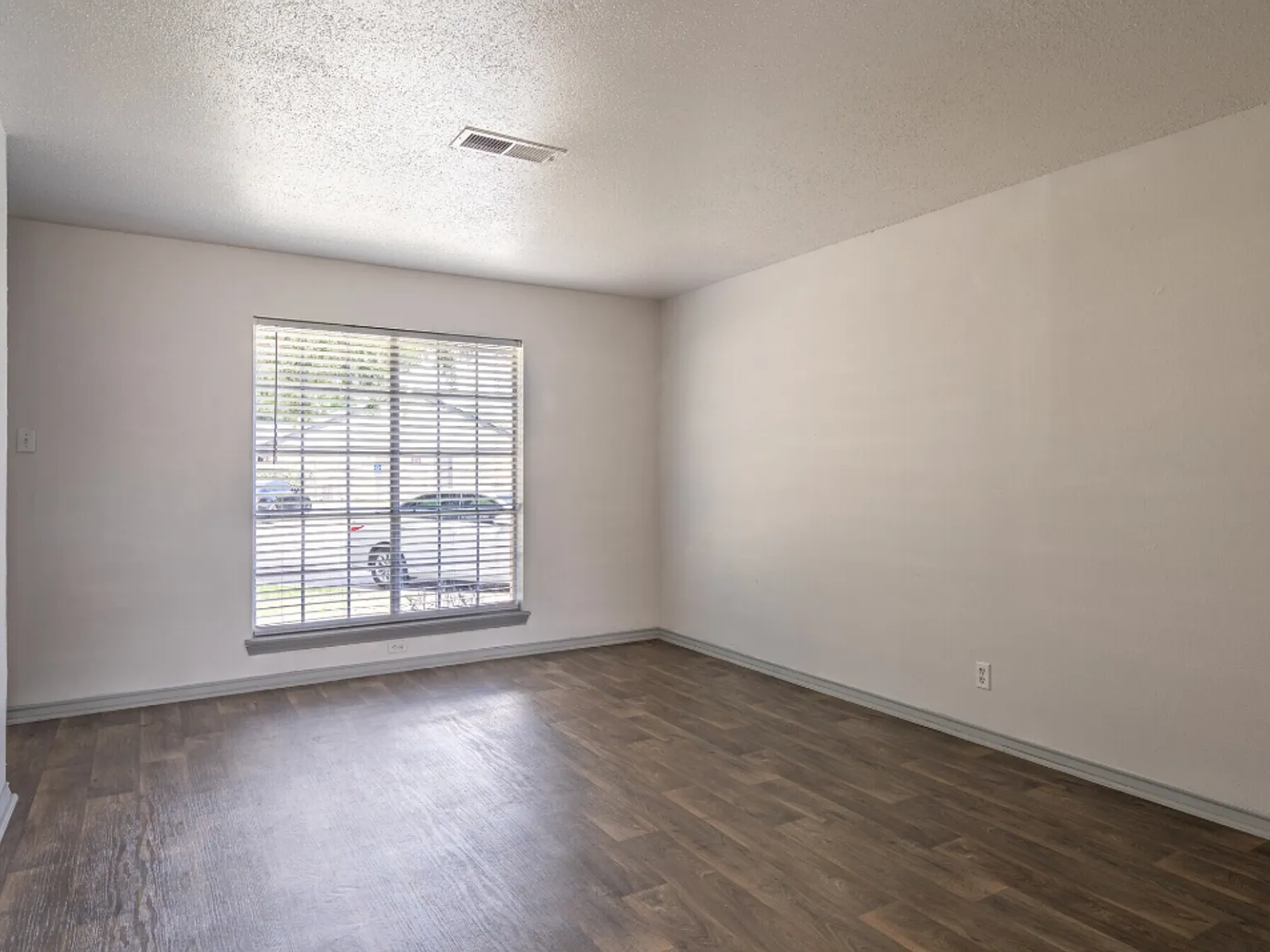 Lux Estate TX Apartments — Photo 3