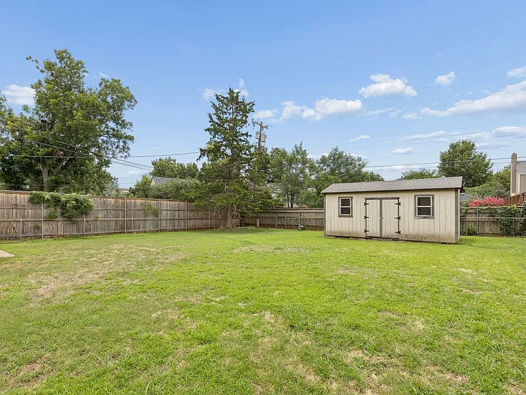 1108 Larchmont Ln — Photo 47
