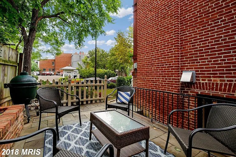 Side patio for relaxing or entertaining - 227 A St NE