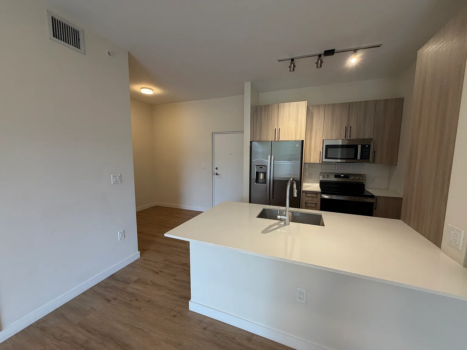 1 bed, 700 sqft, $1,935 — Photo 1