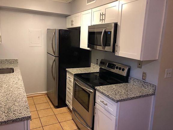 3rd image of 2804 S Wakefield St #A