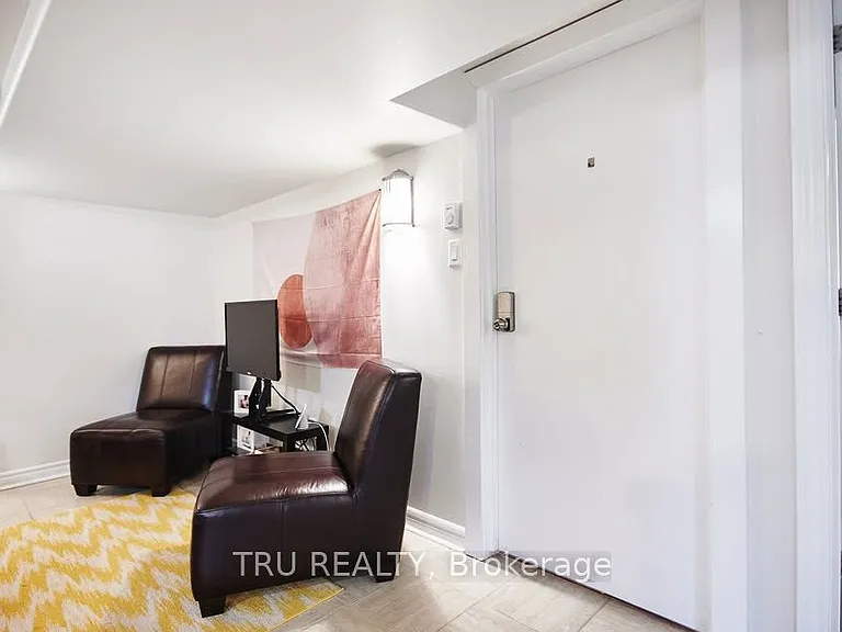 1342 Hanbury St #B — Photo 4