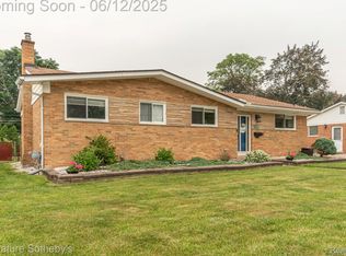 19634 Donna St, Livonia, MI 48152