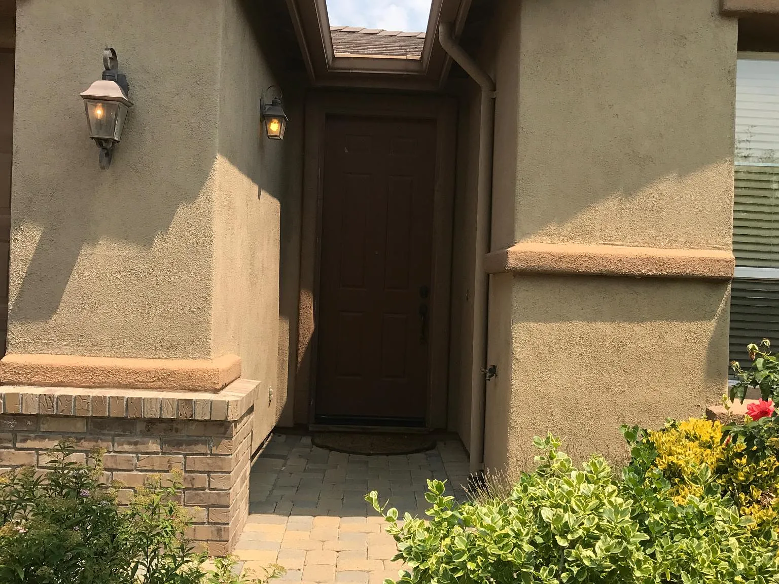 4 bed, 2017 sqft, $2,900 — Photo 2