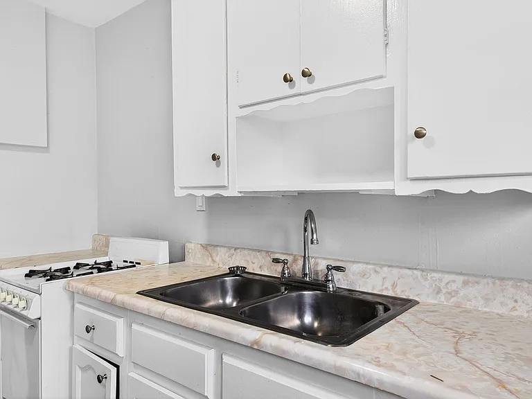 445 W 15th St — Photo 24