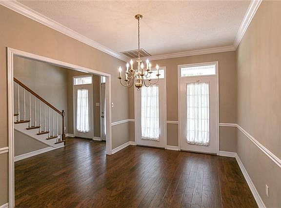 5th image of 4040 Woodcrest St