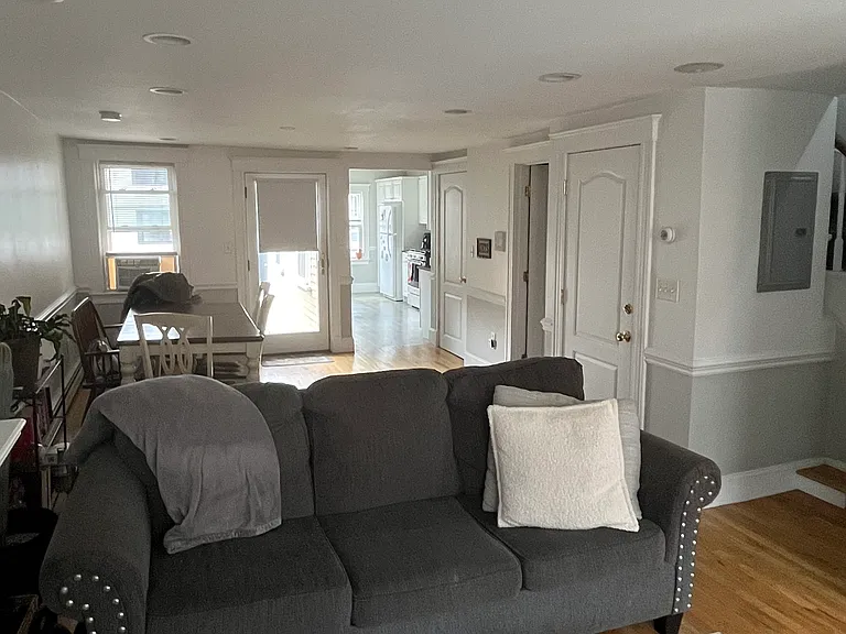 219 W 2nd St #2 — Photo 7