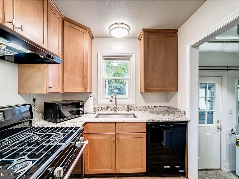 2425 Fort Dr — Photo 9