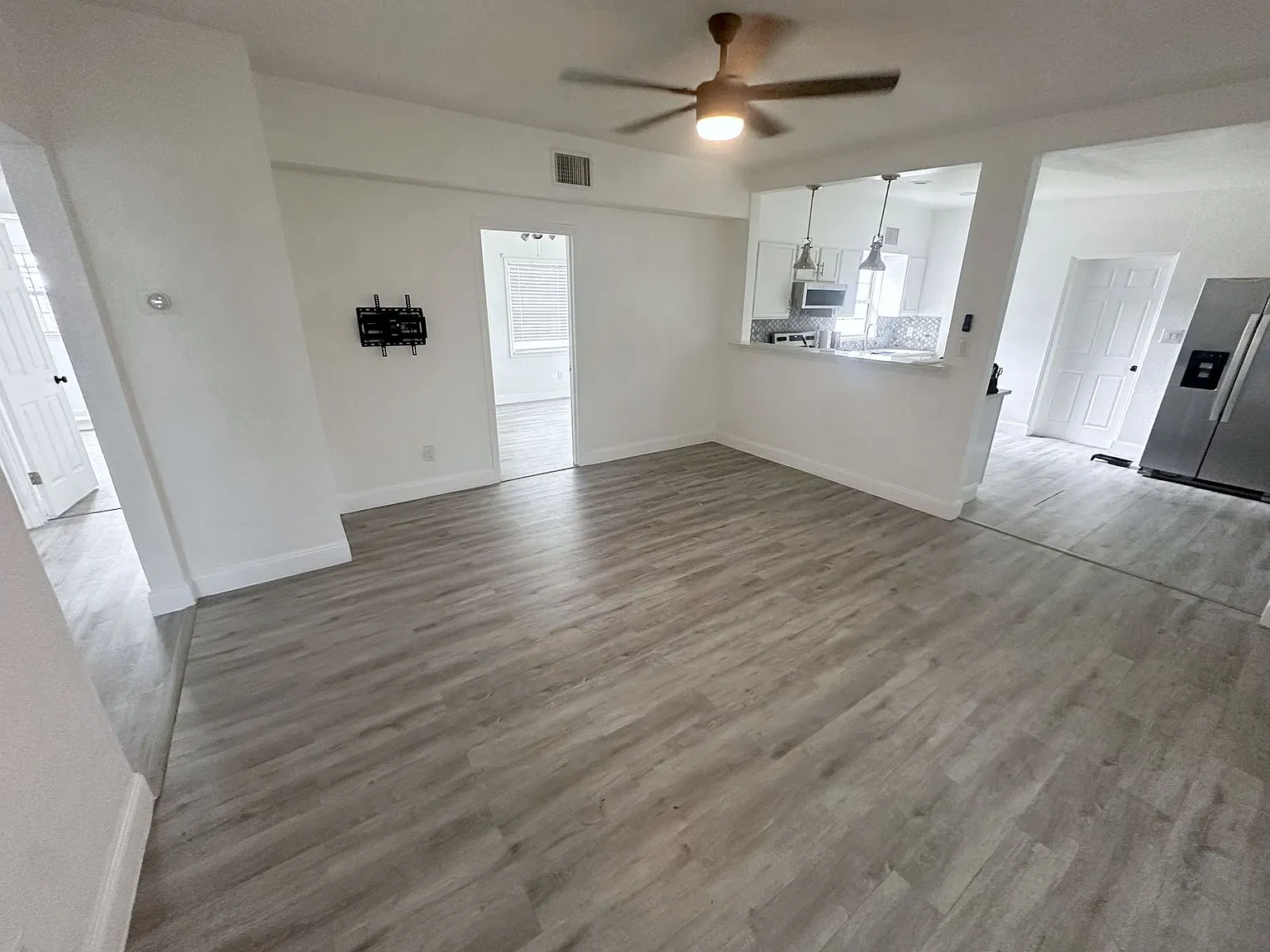 3 bed, 1405 sqft, $2,450 — Photo 3