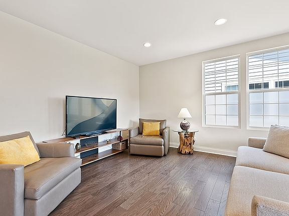 3rd image of 8 Beverly Ln