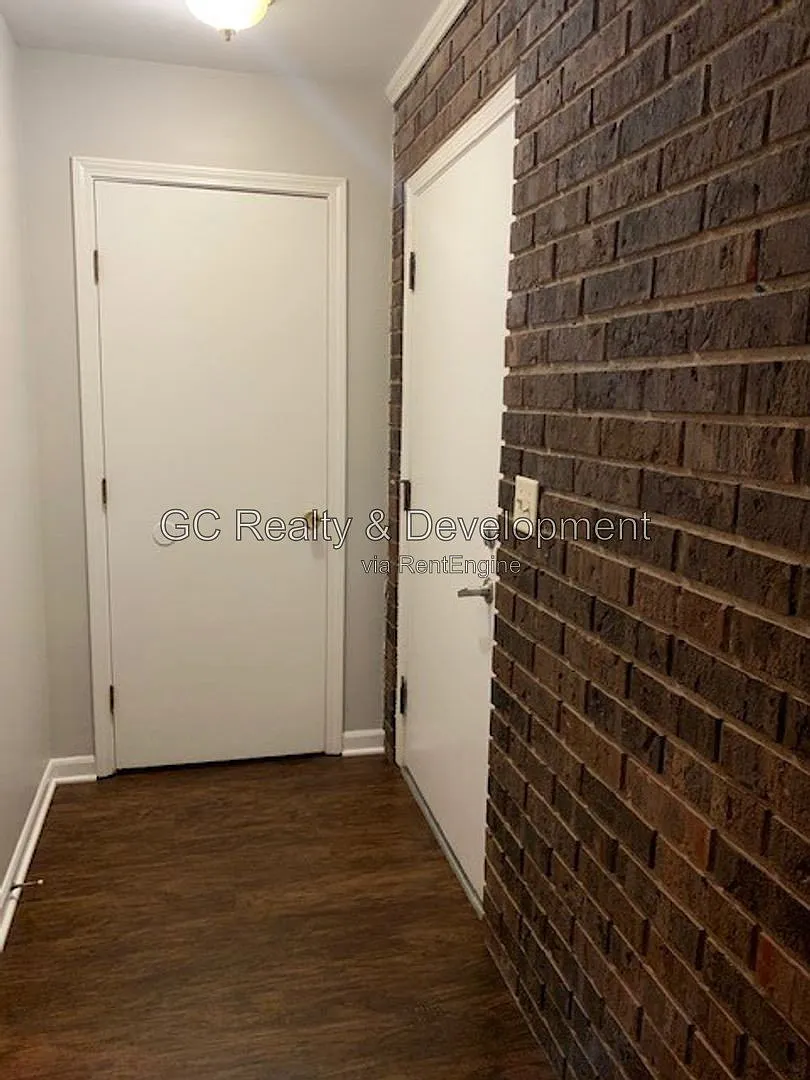 2 bed, 1.0 bath, 902 sqft, $1,675 — Photo 2