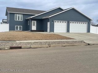 405 37th St E, Dickinson, ND 58601