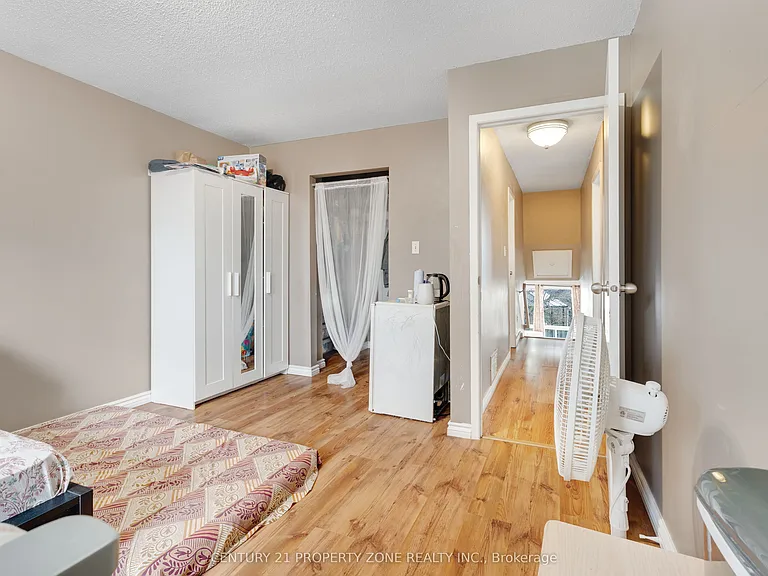 32 Lady Stewart Blvd — Photo 12