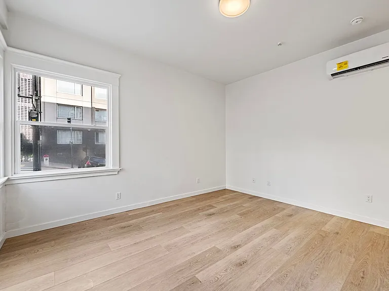 901 Pine St — Photo 2