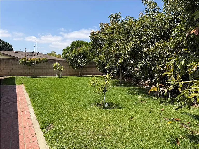 1447 S Valley Center Ave — Photo 36
