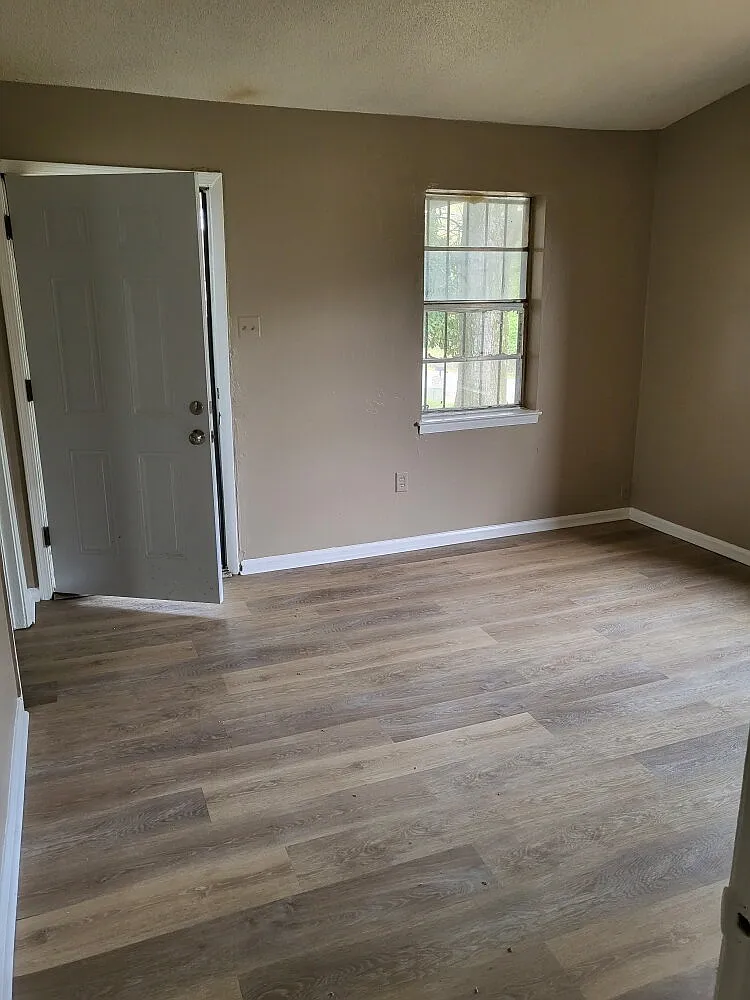3 bed, 1.0 bath, 1050 sqft, $1,275 — Photo 2
