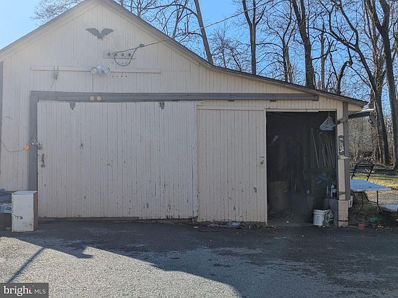 5th image of 1154 E Main St