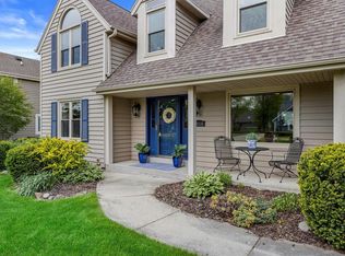 10116 N Foxkirk Dr, Mequon, WI 53097
