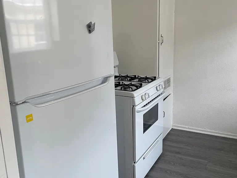 15513 Victory Blvd #D — Photo 5
