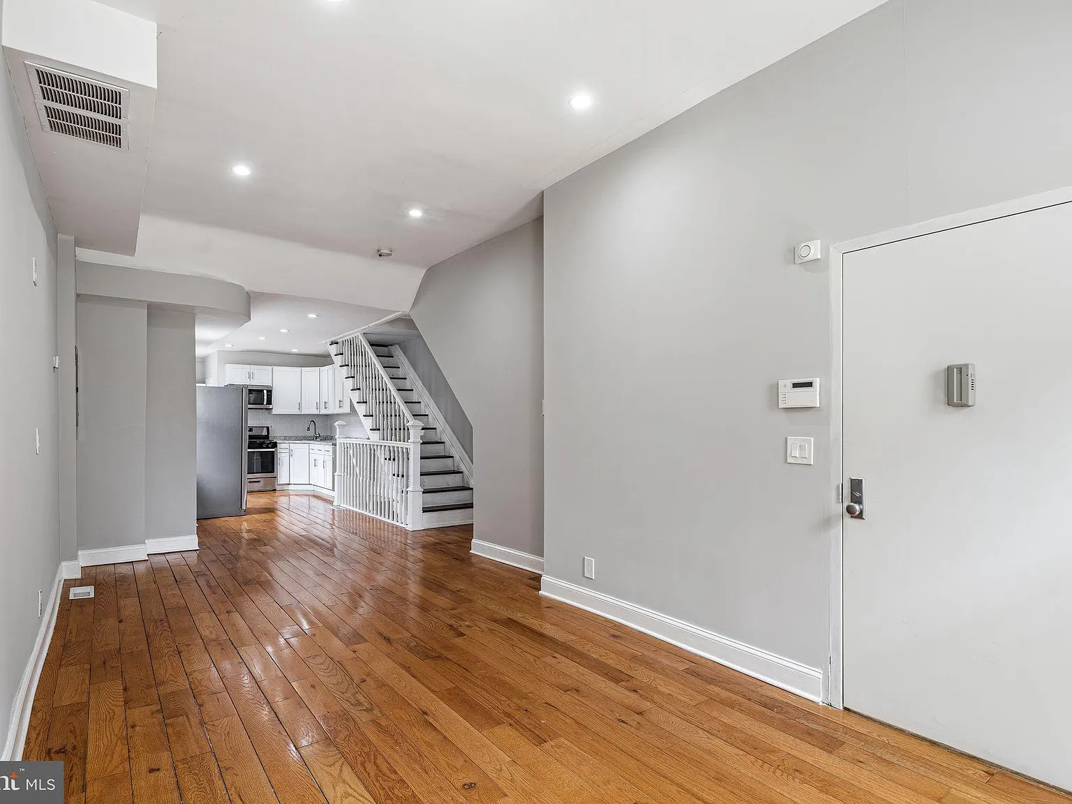 2 bed, 1.5 bath, 2544 sqft, $1,550 — Photo 2